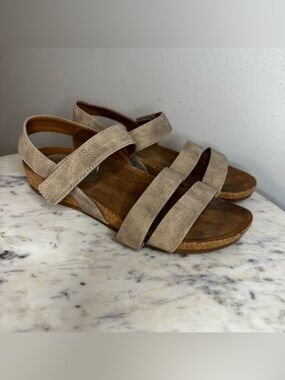 Eurosoft Sandals Size 7 Wide Vegan Suede beige shoes comfort